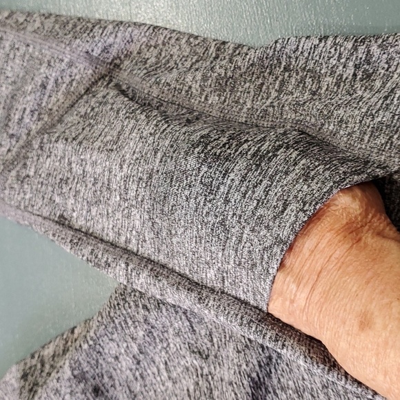 Avia, Beautiful shade of gray leggings size small (2-4) 2 big pockets in front. - Picture 6 of 9